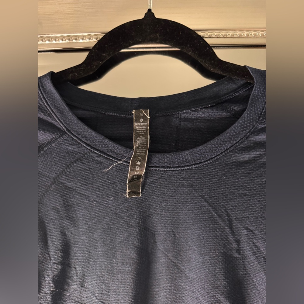 Lululemon short sleeve navy workout shirt size, small, used. negotiable